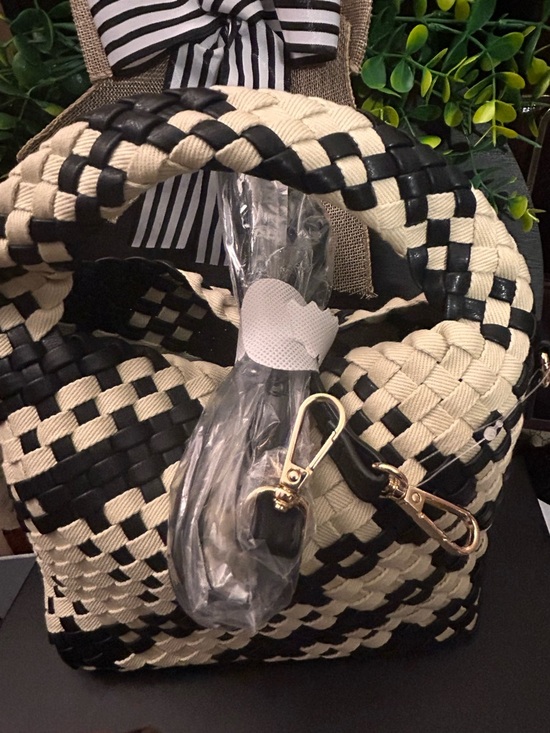 NWT ALTR’D STATE Woven Black & Cream Handbag - Picture 4 of 5